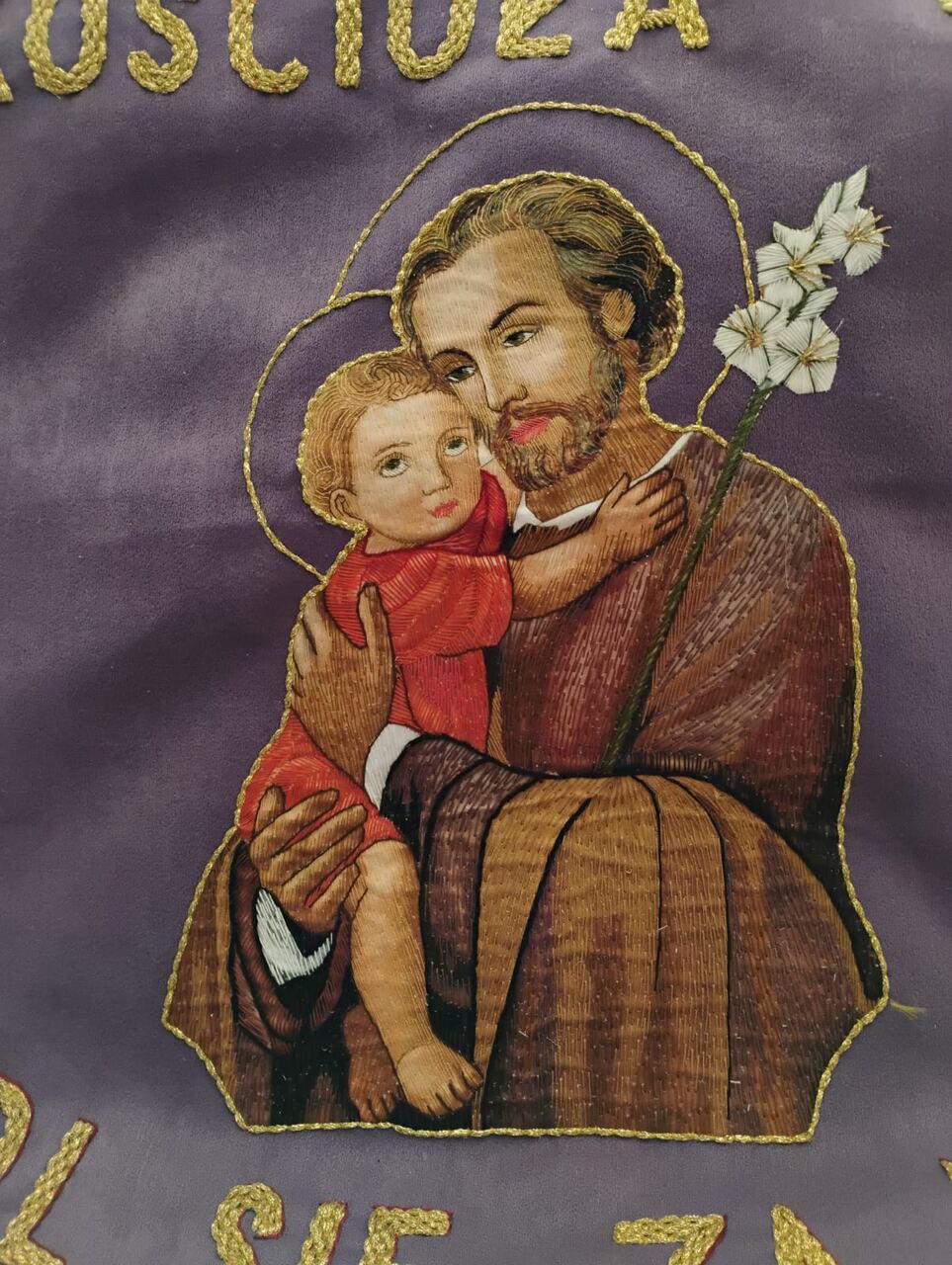 Sztandar ze sw Józefem wykonany na fioletowy aksamicie