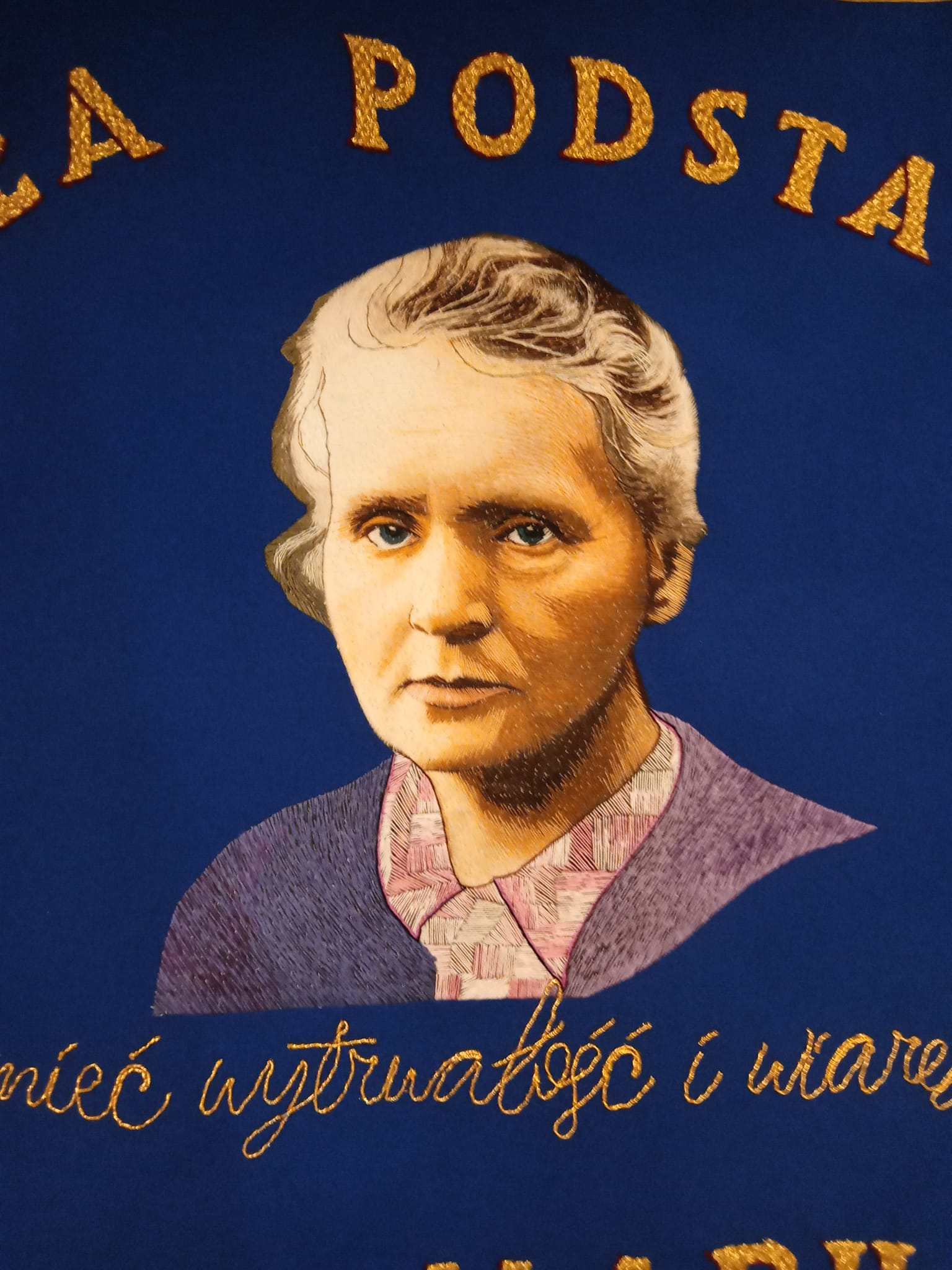 sztandar-szkolny-haft-ręczny-z-maria-skłodowska-curie-3